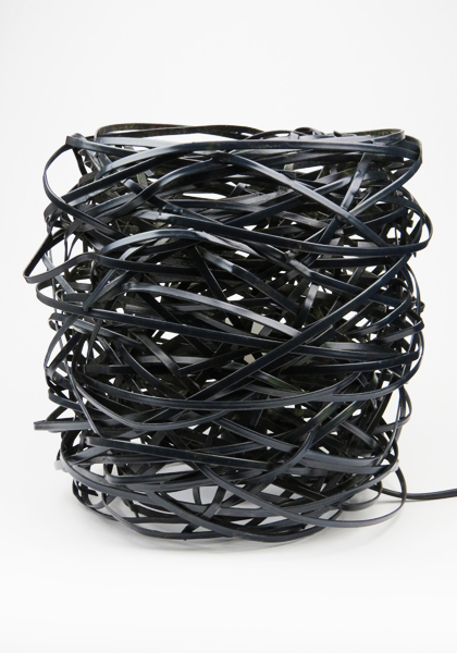 Lampe de chevet à poser. Reflète sur les parois environnantes.